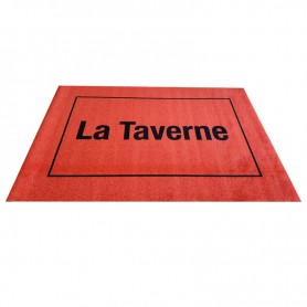 Tapis rouge rectangulaire avec le texte « La Taverne » et un cadre noir intérieur, sans rebords visibles, dimensions 180x120 cm.