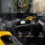 Nettoyeur haute pression sans fil jaune et noir en action, pulvérisant de l’eau sur une voiture et une porte, avec affichage et
