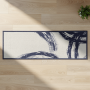 Tapis long rectangulaire 50x150 cm Taois cuisine « bountiful » sur parquet bois clair, motif abstrait bleu marine et crème, bord