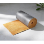 Tapis coco sur mesure, rouleau déroulé montrant la surface naturelle orange clair et l’envers argenté, cadre blanc.