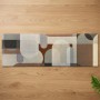 Tapis de cuisine 50x150 cm « FORMS & SHAPES » motifs géométriques beiges, gris et marron sur fond clair, posé sur un sol en bois