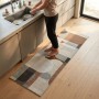 Tapis de cuisine moderne 50x150 cm “FORMS & SHAPES” posé dans une cuisine, personne en pieds nus près de l’évier.