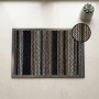 Tapis d'entrée Viva abstract avec rebords gris, motif striped noir, beige et blanc, dimensions 50x70 cm, posé sur sol clair.