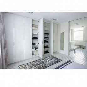 Tapis de cuisine gris foncé et blanc à motif discret sur un sol blanc, dans une chambre avec grands placards blancs ouverts et e