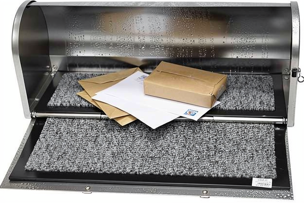 Tapis anti-humidité installé au fond d'une boîte aux lettres