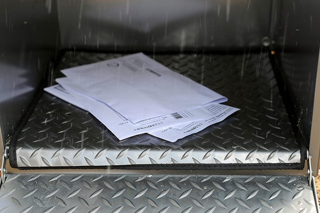 Tapis anti-humidité installé au fond d'une boîte aux lettres protégeant le courrier