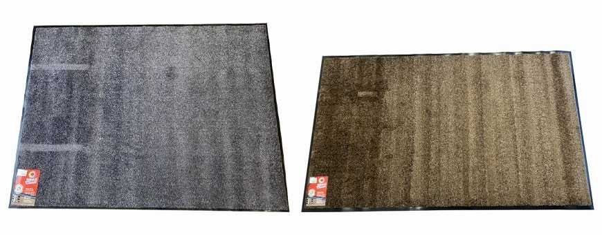 Deux paillassins à motifs bandés, l’un gris et l’autre brun, pour tapis d’entrée, vue en gros plan.