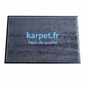 Tapis entrée logo professionnel affichant le texte « karpet.fr » en bleu sur fond sombre.