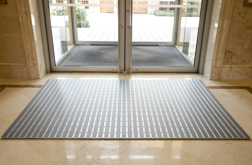Comment choisir un tapis d'entrée immeuble adapté ?